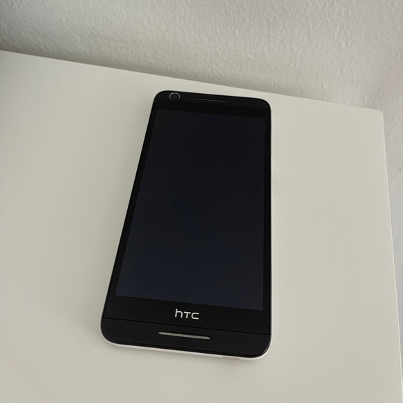 HTC desire cellphone - Picture 2 of 2